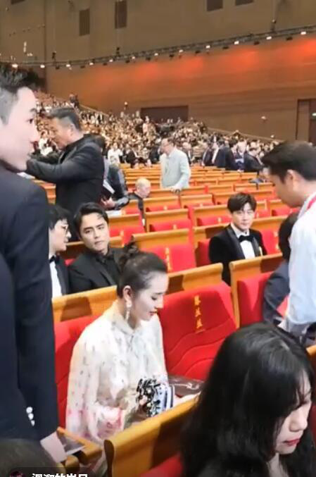 Chuyện cũ nhắc lại: Lưu Thi Thi bối rối đến mức suýt ngồi nhầm chỗ khi gặp lại Minh Đạo, nguyên nhân sâu xa là gì? - Ảnh 4. Chuyện cũ nhắc lại: Lưu Thi Thi bối rối đến mức suýt ngồi nhầm chỗ khi gặp lại Minh Đạo, nguyên nhân sâu xa là gì? - Ảnh 4.