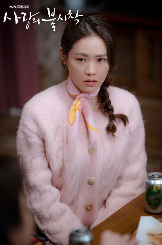 Chị đẹp Son Ye Jin U40 vẫn trẻ như gái 18 nhờ loạt kiểu tóc nữ tính tuyệt xinh trong Crash Landing On You - Ảnh 12.