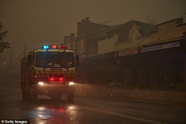 Ơn trời mưa rồi! Trận mưa lớn cứu tinh cho đại thảm họa đã xuất hiện, nhiệt độ giảm làm dịu cơn bão lửa tại Úc - Ảnh 4.