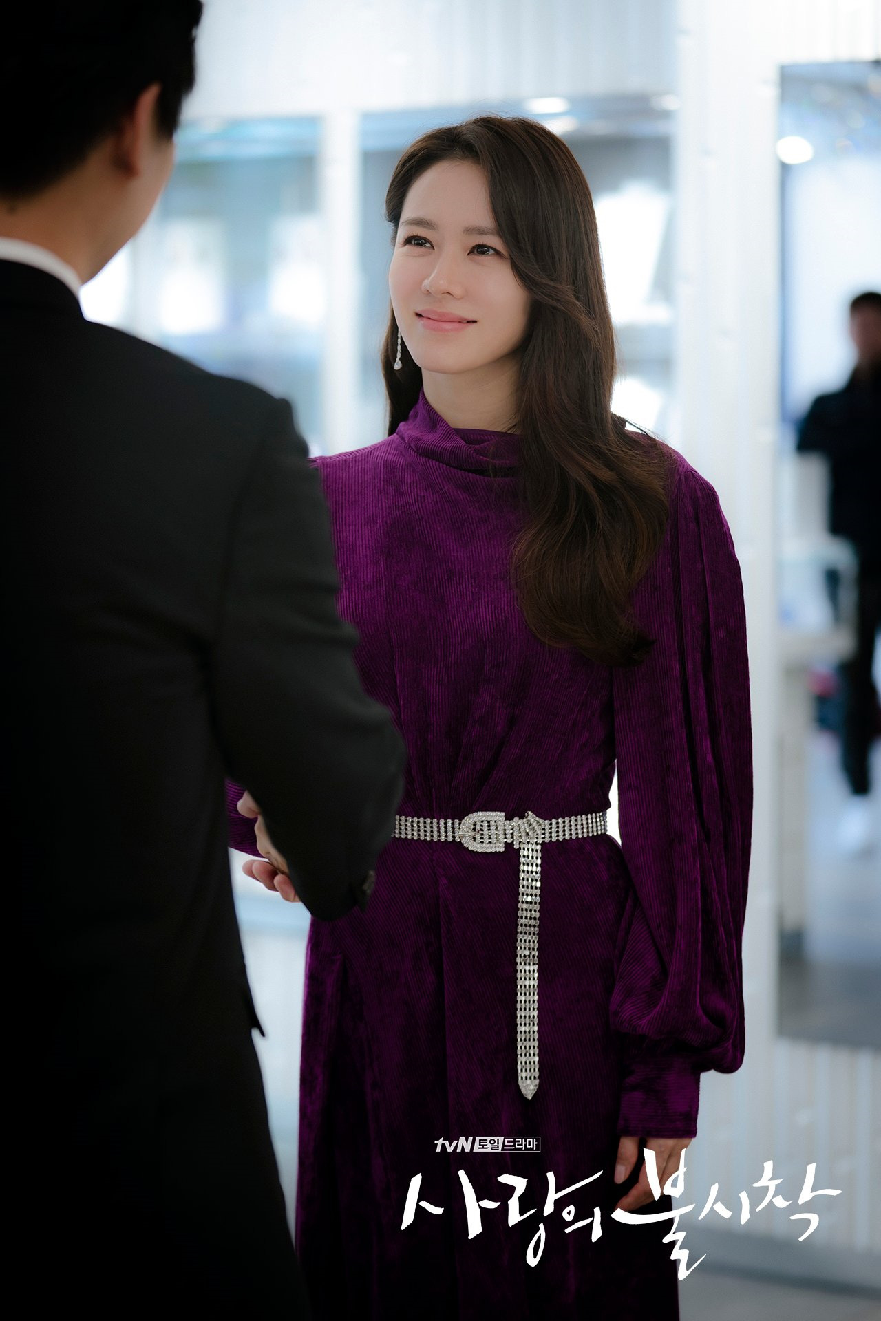 Chị đẹp Son Ye Jin U40 vẫn trẻ như gái 18 nhờ loạt kiểu tóc nữ tính tuyệt xinh trong Crash Landing On You - Ảnh 6.