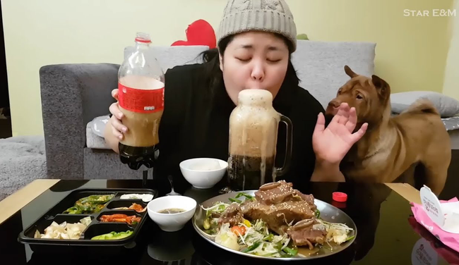 Mukbang: Trào lưu ăn cho người khác xem mang lại thu nhập hàng trăm triệu mỗi tháng nhưng đằng sau lại là góc khuất về sự cô đơn không ai biết - Ảnh 3.