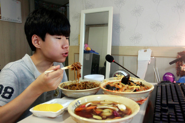 Mukbang: Trào lưu ăn cho người khác xem mang lại thu nhập hàng trăm triệu mỗi tháng nhưng đằng sau lại là góc khuất về sự cô đơn không ai biết - Ảnh 9.