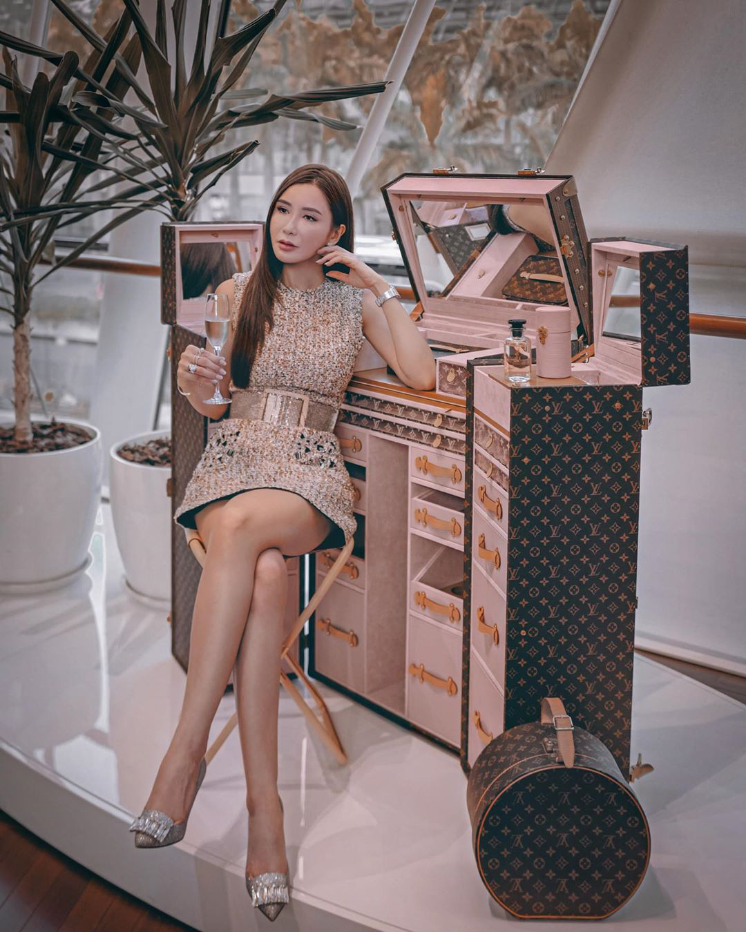 Có 4 tỷ VNĐ người ta sẽ mua nhà còn bà hoàng Hermès Jamie Chua lại chỉ sắm rương trang điểm sương sương - Ảnh 1.