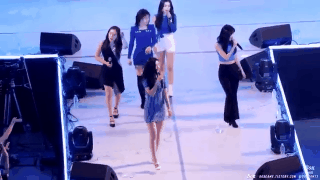 Khoảnh khắc gây sốt: Wendy (Red Velvet) cẩn thận cúi xuống nhặt từng mẩu rác trên sân khấu để các thành viên không bị té ngã - Ảnh 2.