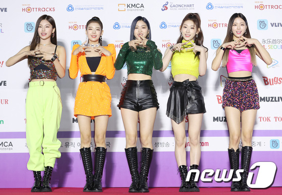 ITZY diễn đạt cúp nhưng netizen vẫn không ngấm nổi outfit: Lên MV đứng riêng thì ổn, đi diễn bị stylist cắt xẻ tơi bời trông thực sự rẻ tiền - Ảnh 1.