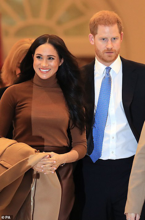 Được khen mặc đẹp, ai ngờ Meghan Markle vẫn lộ điểm tế nhị kém duyên làm tụt dốc độ sang chảnh - Ảnh 2.