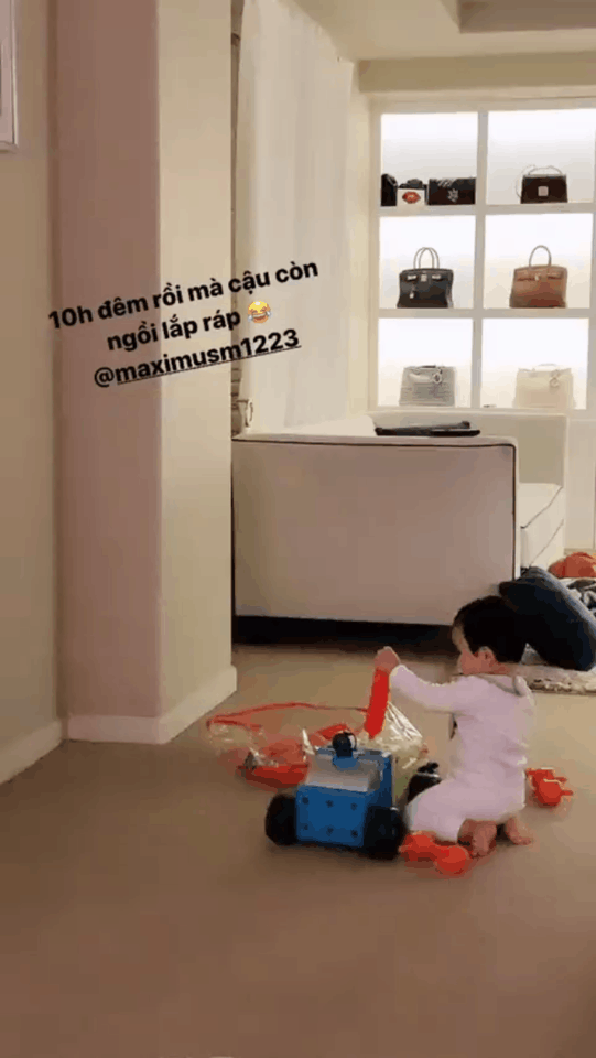 Phạm Hương khoe ảnh con trai ngồi lắp r&aacute;p, nhưng d&acirc;n t&igrave;nh chỉ ch&uacute; &yacute; tới tủ t&uacute;i x&aacute;ch ph&iacute;a sau - Ảnh 1.