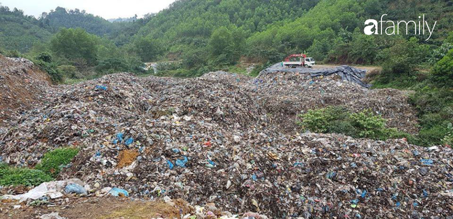 Ruồi, muỗi bủa vây nhà dân ở làng quê nghi vấn do bãi rác không xử lý đúng quy trình - Ảnh 6.