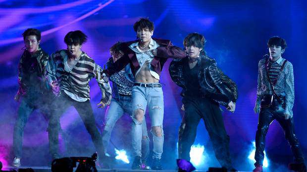 Body em út vàng Jungkook (BTS) đỉnh đến mức nào mà gây náo loạn từ sân khấu xứ Hàn, Billboard đến sóng truyền hình Mỹ? - Ảnh 8.
