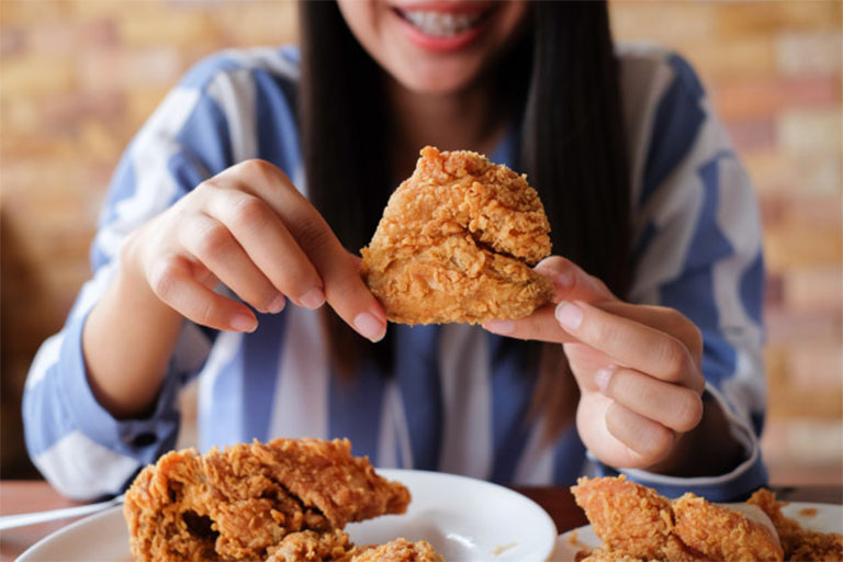 Thịt gà tuy là món ngon phổ biến nhưng có 4 bộ phận bạn nên hạn chế ăn để tránh gây tổn hại đến sức khỏe - Ảnh 1.
