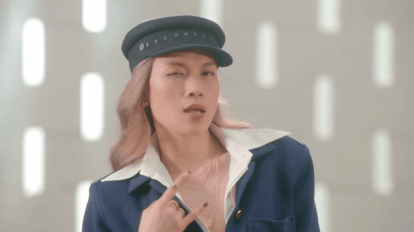 Mỹ T&acirc;m &agrave;o ra &yacute; tưởng l&agrave;m MV chỉ trong 1 đ&ecirc;m, trực tiếp thị phạm cho Tuesday v&agrave; kh&ocirc;ng nhịn nổi cười với cảnh th&aacute;o t&oacute;c giả sai tr&aacute;i - Ảnh 2.