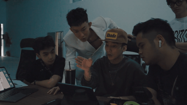 Sơn T&ugrave;ng M-TP chăm bẵm g&agrave; cưng Kay Trần hết mực: Từ thị phạm pose d&aacute;ng chụp ảnh đến vật lộn cho sản phẩm debut? - Ảnh 4.