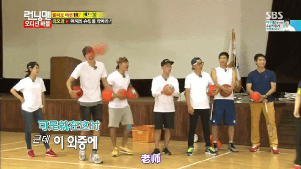 Hươu cao cổ Kwang Soo chơi game sung qu&aacute; nhảy đạp điện thoại tung to&eacute; - Ảnh 7.