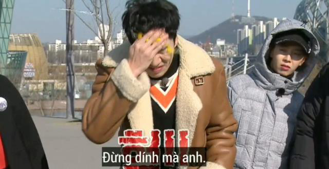 Hươu cao cổ Kwang Soo chơi game sung qu&aacute; nhảy đạp điện thoại tung to&eacute; - Ảnh 5.
