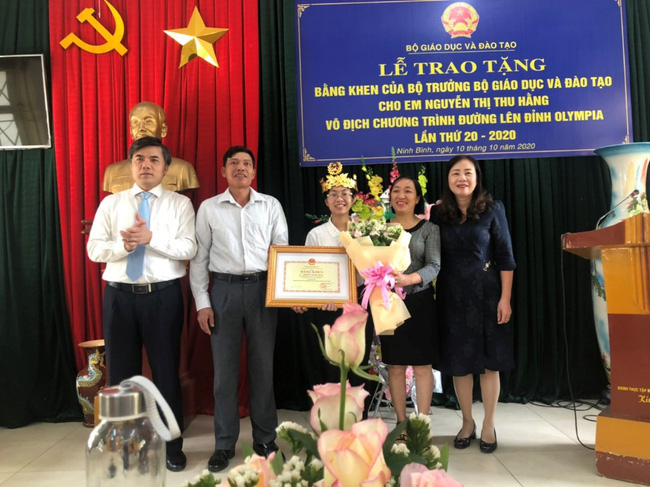 Bộ trưởng Bộ GD&ĐT tặng bằng khen cho Quán quân Đường Lên Đỉnh Olympia 2020 - Nguyễn Thị Thu Hằng - Ảnh 2.