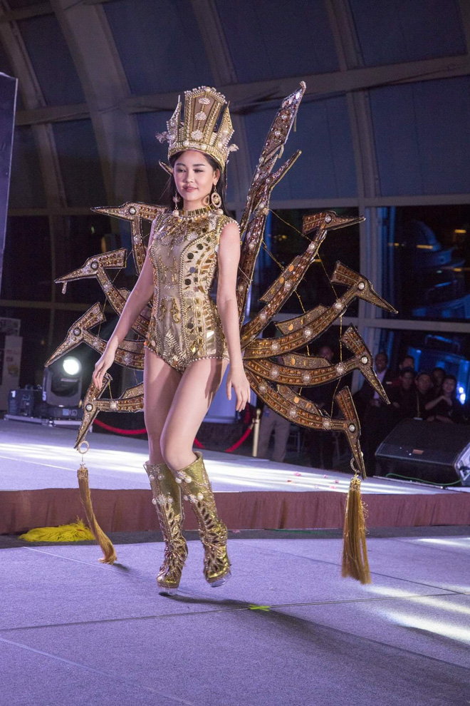 Trang phục dân tộc gây tranh cãi nhất lịch sử các cuộc thi: Sốc nhất là bầu ngực giả lộ thiên của Miss Universe Thailand 2020 - Ảnh 11.