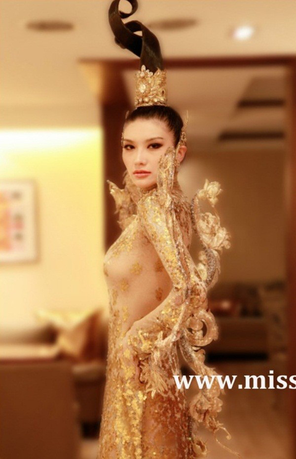 Trang phục dân tộc gây tranh cãi nhất lịch sử các cuộc thi: Sốc nhất là bầu ngực giả lộ thiên của Miss Universe Thailand 2020 - Ảnh 6.