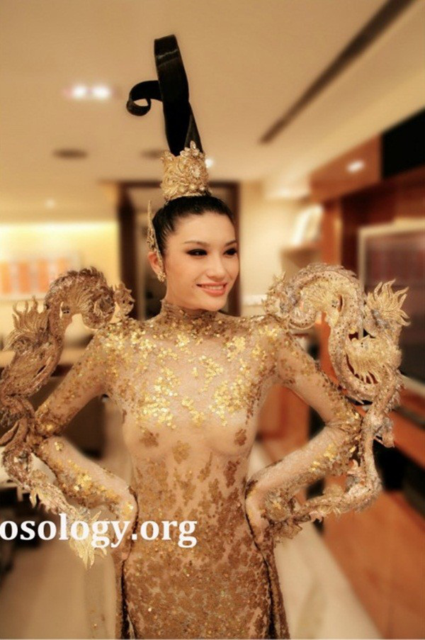 Trang phục dân tộc gây tranh cãi nhất lịch sử các cuộc thi: Sốc nhất là bầu ngực giả lộ thiên của Miss Universe Thailand 2020 - Ảnh 7.