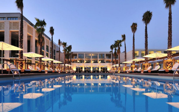 Ông trùm điều hành 500 khách sạn trên toàn thế giới cảnh báo tương lai tiếp tục phải sa thải thêm nhiều nhân viên nữa - Ảnh 2. Ông trùm điều hành 500 khách sạn trên toàn thế giới cảnh báo tương lai tiếp tục phải sa thải thêm nhiều nhân viên nữa - Ảnh 2.