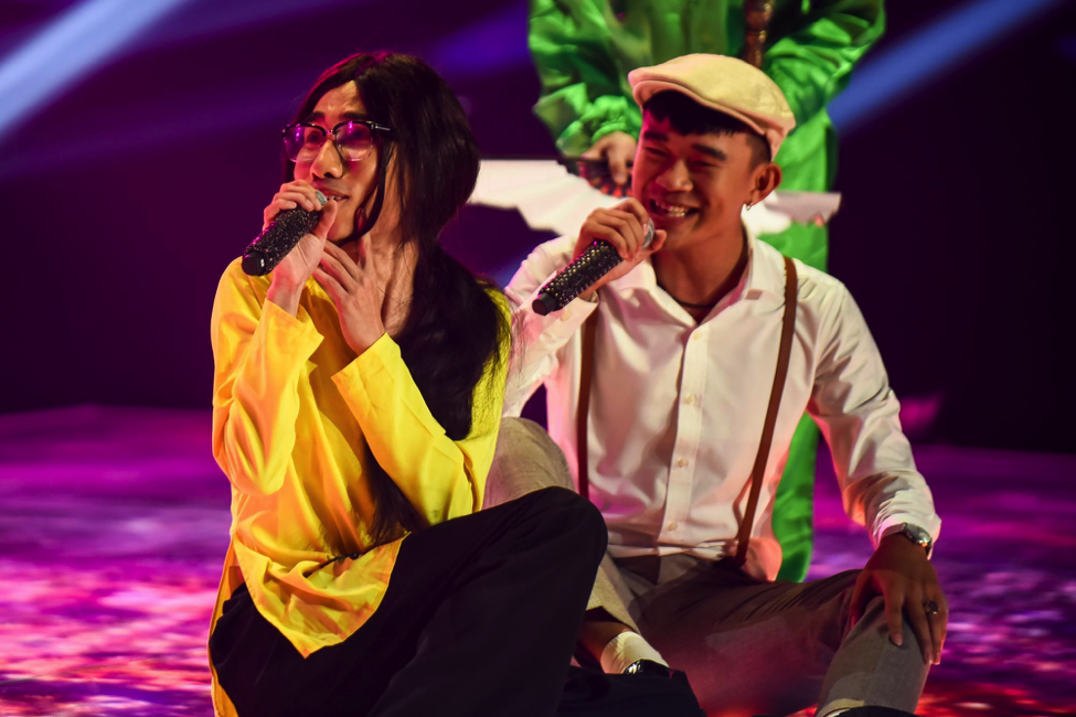 King Of Rap: HIEUTHUHAI mượn rượu tỏ tình Emily, Erik - Bùi Lan Hương gây sốt khi kết hợp với các thí sinh - Ảnh 10.