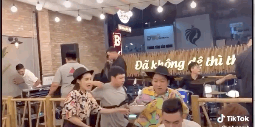 Vợ chồng &ldquo;Mười Kh&oacute;&rdquo; hiếm hoi diện đồ đ&ocirc;i, phản ứng của Trường Giang khi b&agrave; x&atilde; Nh&atilde; Phương m&egrave; nheo th&agrave;nh t&acirc;m điểm! - Ảnh 4.