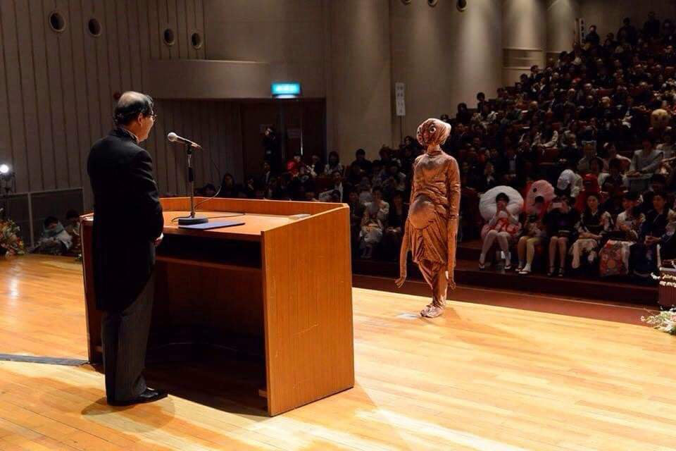 Dân mạng cười xỉu với những pha cosplay trong ngày tốt nghiệp của sinh viên ĐH Nghệ thuật Kyoto - Ảnh 8.