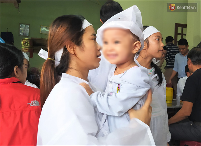 Đôi vợ chồng tử vong vì nước lũ, con gái 2 tuổi ngơ ngác trong đám tang: Thôn nghèo hôm nay nhiều người khóc quá... - Ảnh 13.