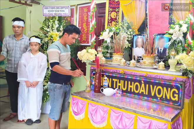 Đôi vợ chồng tử vong vì nước lũ, con gái 2 tuổi ngơ ngác trong đám tang: Thôn nghèo hôm nay nhiều người khóc quá... - Ảnh 12.