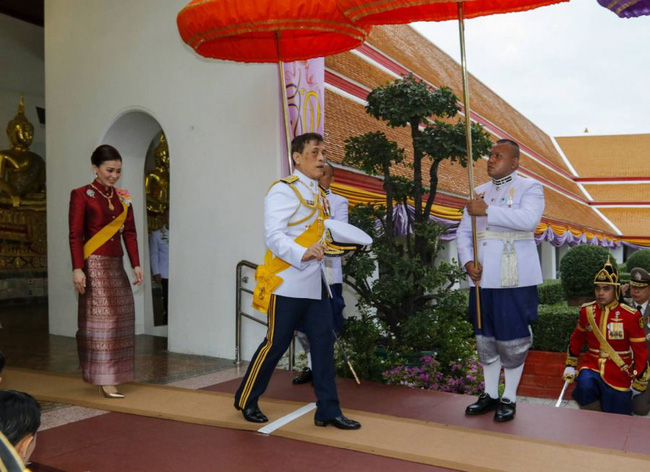 Hoàng quý phi Thái Lan xuất hiện lần đầu tiên sau khi được phục vị, đáng chú ý là biểu hiện của Hoàng hậu Suthida - Ảnh 1.