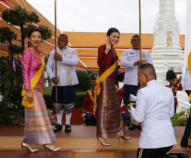 Hoàng quý phi Thái Lan xuất hiện lần đầu tiên sau khi được phục vị, đáng chú ý là biểu hiện của Hoàng hậu Suthida - Ảnh 2.