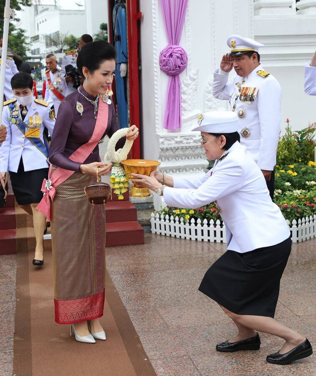 Hoàng quý phi Thái Lan xuất hiện lần đầu tiên sau khi được phục vị, đáng chú ý là biểu hiện của Hoàng hậu Suthida - Ảnh 3.