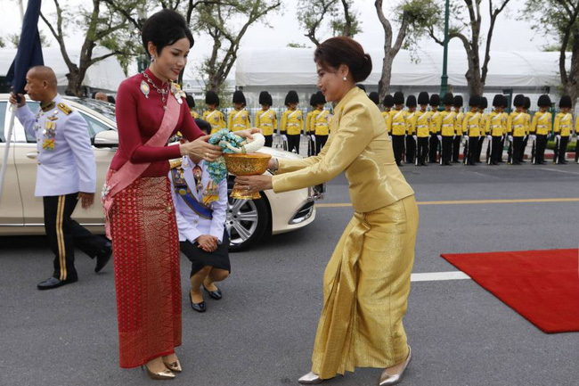 Hoàng quý phi Thái Lan xuất hiện lần đầu tiên sau khi được phục vị, đáng chú ý là biểu hiện của Hoàng hậu Suthida - Ảnh 5.
