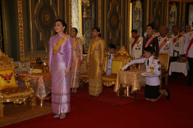 Hoàng quý phi Thái Lan xuất hiện lần đầu tiên sau khi được phục vị, đáng chú ý là biểu hiện của Hoàng hậu Suthida - Ảnh 6.