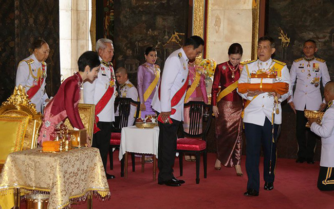 Hoàng quý phi Thái Lan xuất hiện lần đầu tiên sau khi được phục vị, đáng chú ý là biểu hiện của Hoàng hậu Suthida - Ảnh 9.