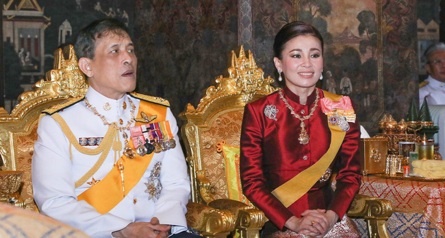 Hoàng quý phi Thái Lan xuất hiện lần đầu tiên sau khi được phục vị, đáng chú ý là biểu hiện của Hoàng hậu Suthida - Ảnh 10.
