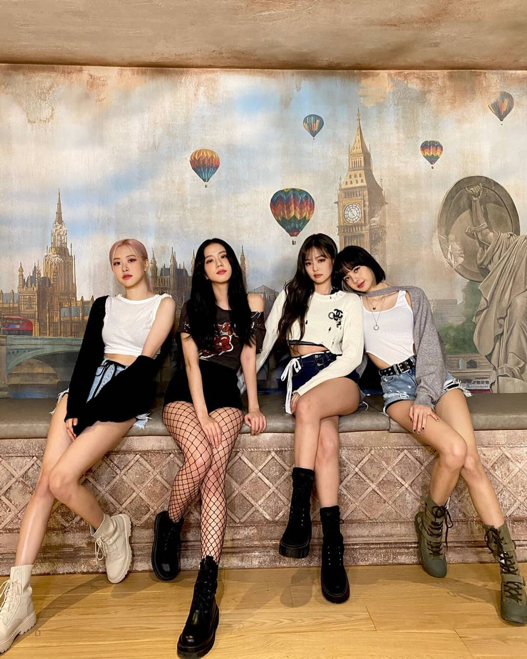 Jisoo diện tất rách tả tơi vẫn được khen tới tấp, bất ngờ nhất là giờ chân thon chẳng kém Lisa mấy - Ảnh 2. Jisoo diện tất rách tả tơi vẫn được khen tới tấp, bất ngờ nhất là giờ chân thon chẳng kém Lisa mấy - Ảnh 2.