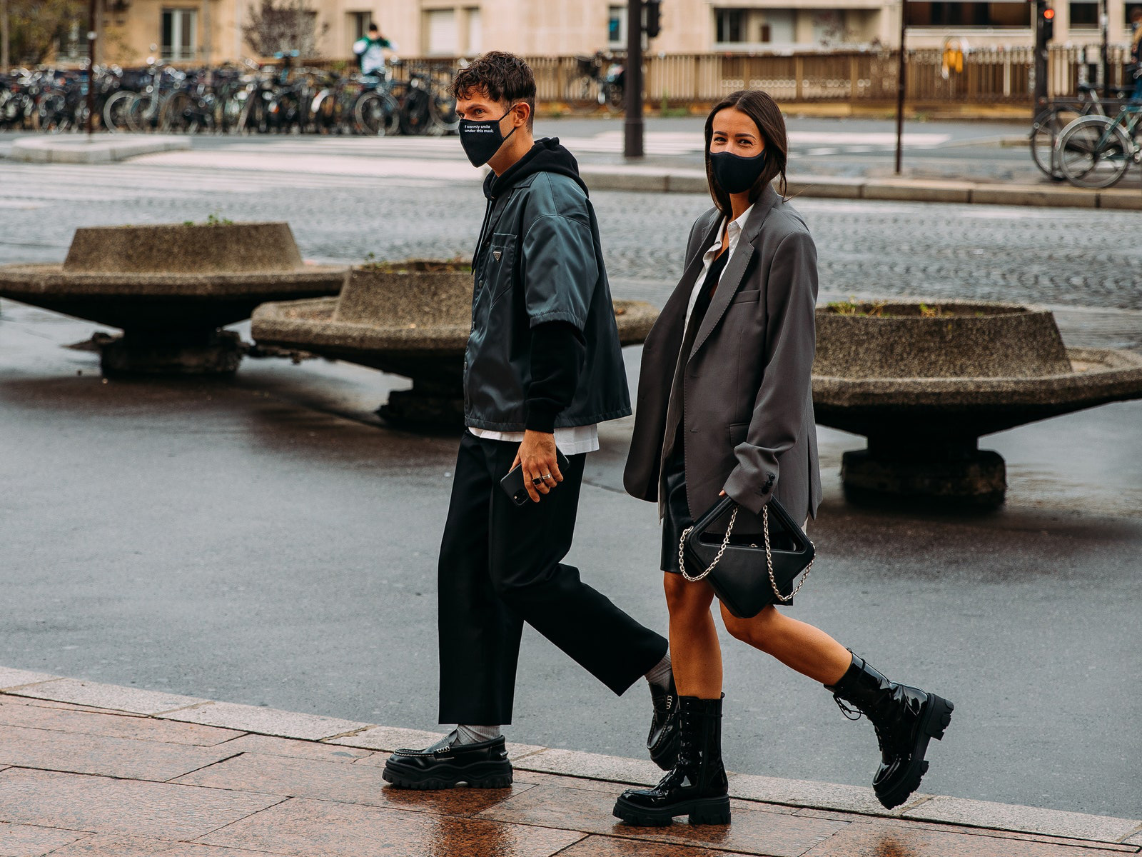 Loạt ảnh street style tại chuỗi fashion week đình đám đều có mặt một món phụ kiện: Khẩu trang - Ảnh 2. Loạt ảnh street style tại chuỗi fashion week đình đám đều có mặt một món phụ kiện: Khẩu trang - Ảnh 2.