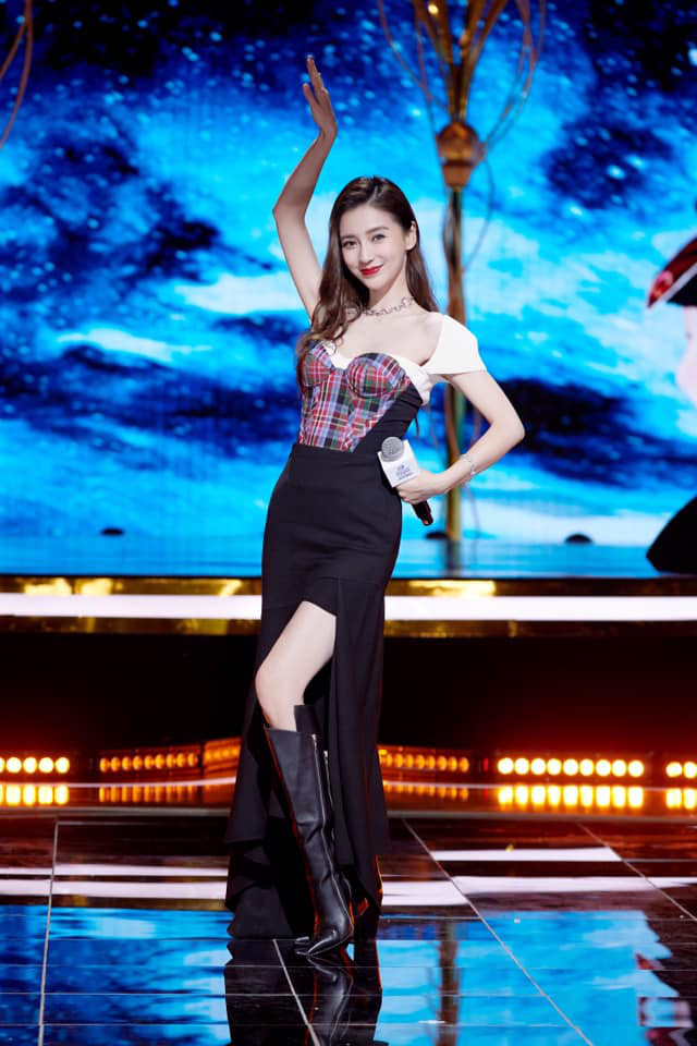 Jisoo, Angela Baby nặng duyên đụng hàng: Hoa hậu Hàn thất thế vì bị stylist dí cho bộ hơi lôm côm - Ảnh 4. Jisoo, Angela Baby nặng duyên đụng hàng: Hoa hậu Hàn thất thế vì bị stylist dí cho bộ hơi lôm côm - Ảnh 4.