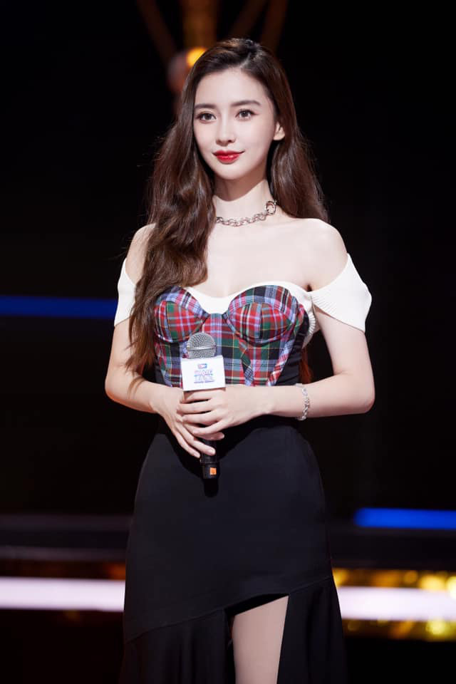 Jisoo, Angela Baby nặng duyên đụng hàng: Hoa hậu Hàn thất thế vì bị stylist dí cho bộ hơi lôm côm - Ảnh 5. Jisoo, Angela Baby nặng duyên đụng hàng: Hoa hậu Hàn thất thế vì bị stylist dí cho bộ hơi lôm côm - Ảnh 5.