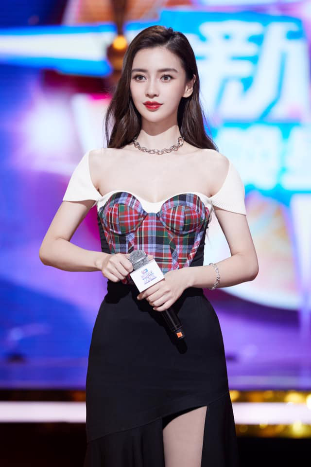 Jisoo, Angela Baby nặng duyên đụng hàng: Hoa hậu Hàn thất thế vì bị stylist dí cho bộ hơi lôm côm - Ảnh 3. Jisoo, Angela Baby nặng duyên đụng hàng: Hoa hậu Hàn thất thế vì bị stylist dí cho bộ hơi lôm côm - Ảnh 3.