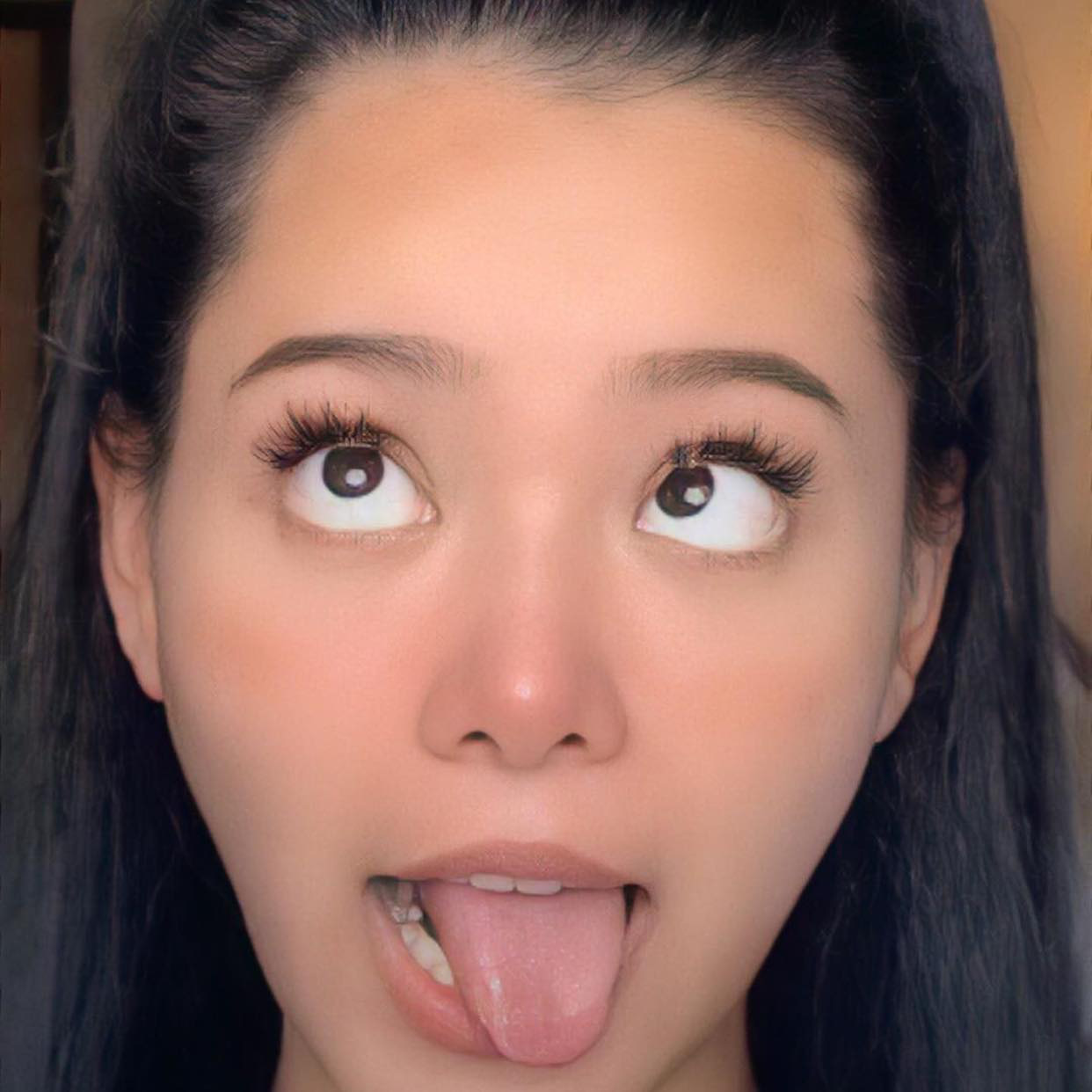 Hot TikToker xinh đẹp phá kỷ lục video nhiều tim nhất lịch sử, nào ngờ phải chịu phản ứng cực gắt từ cư dân mạng - Ảnh 2. Hot TikToker xinh đẹp phá kỷ lục video nhiều tim nhất lịch sử, nào ngờ phải chịu phản ứng cực gắt từ cư dân mạng - Ảnh 2.