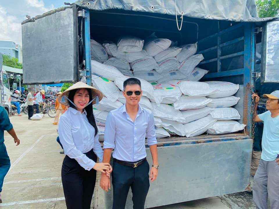 Cong Vinh was concerned when Thuy Tien went to the floodplain to help people in the central region: now, he sits at home praying for his safe return - Photo 3.