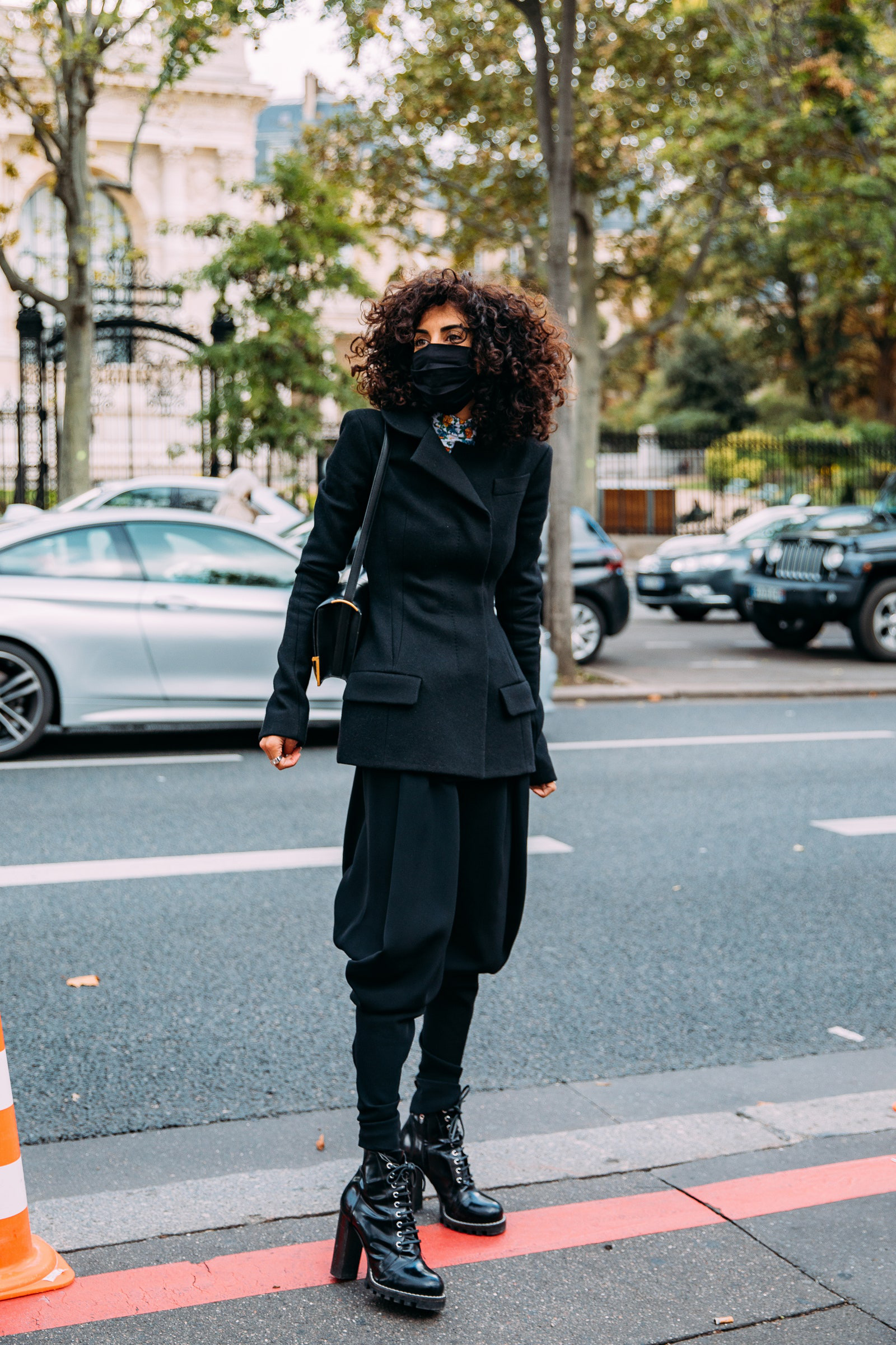 Loạt ảnh street style tại chuỗi fashion week đình đám đều có mặt một món phụ kiện: Khẩu trang - Ảnh 21. Loạt ảnh street style tại chuỗi fashion week đình đám đều có mặt một món phụ kiện: Khẩu trang - Ảnh 21.