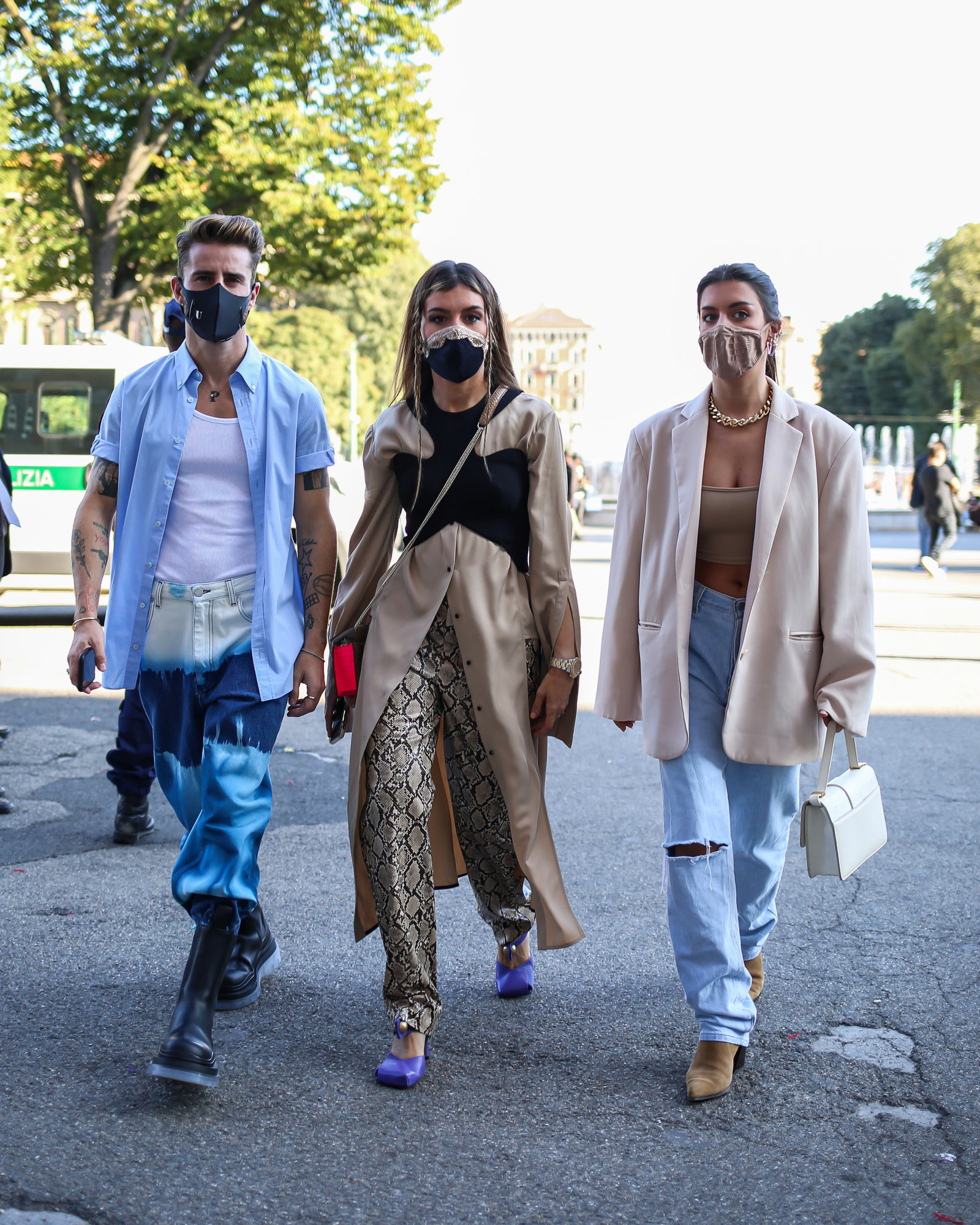 Loạt ảnh street style tại chuỗi fashion week đình đám đều có mặt một món phụ kiện: Khẩu trang - Ảnh 14. Loạt ảnh street style tại chuỗi fashion week đình đám đều có mặt một món phụ kiện: Khẩu trang - Ảnh 14.