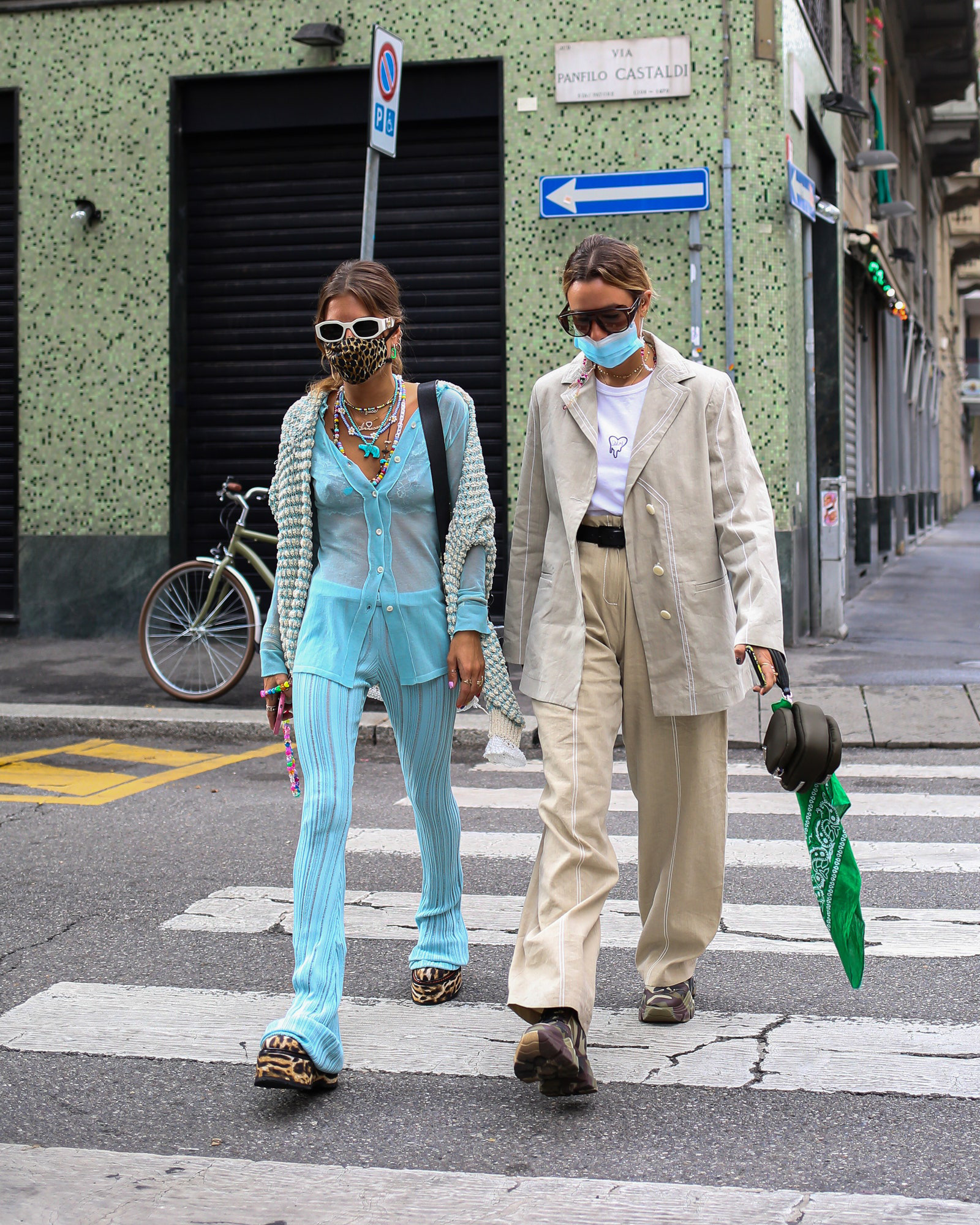 Loạt ảnh street style tại chuỗi fashion week đình đám đều có mặt một món phụ kiện: Khẩu trang - Ảnh 17. Loạt ảnh street style tại chuỗi fashion week đình đám đều có mặt một món phụ kiện: Khẩu trang - Ảnh 17.