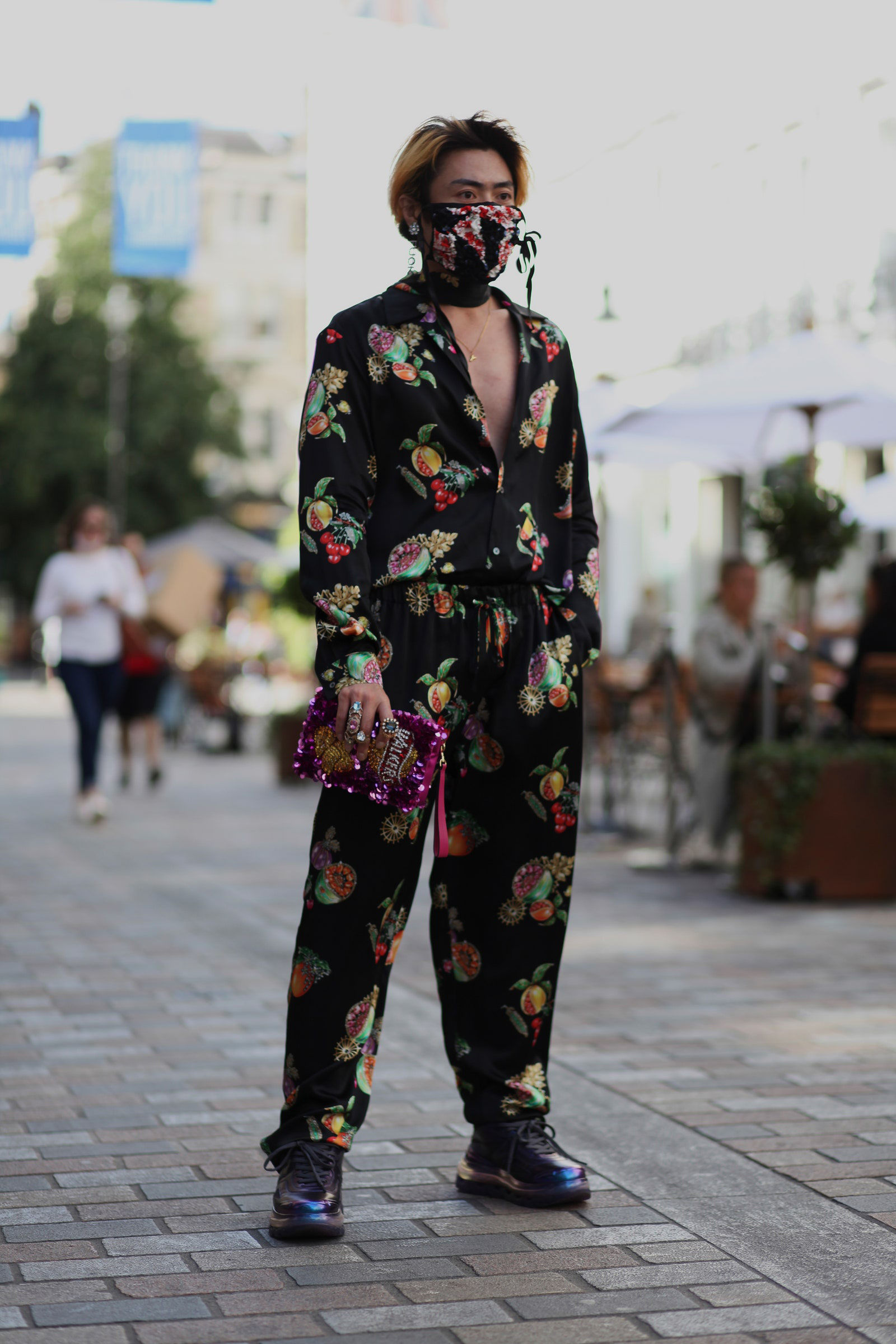 Loạt ảnh street style tại chuỗi fashion week đình đám đều có mặt một món phụ kiện: Khẩu trang - Ảnh 6. Loạt ảnh street style tại chuỗi fashion week đình đám đều có mặt một món phụ kiện: Khẩu trang - Ảnh 6.