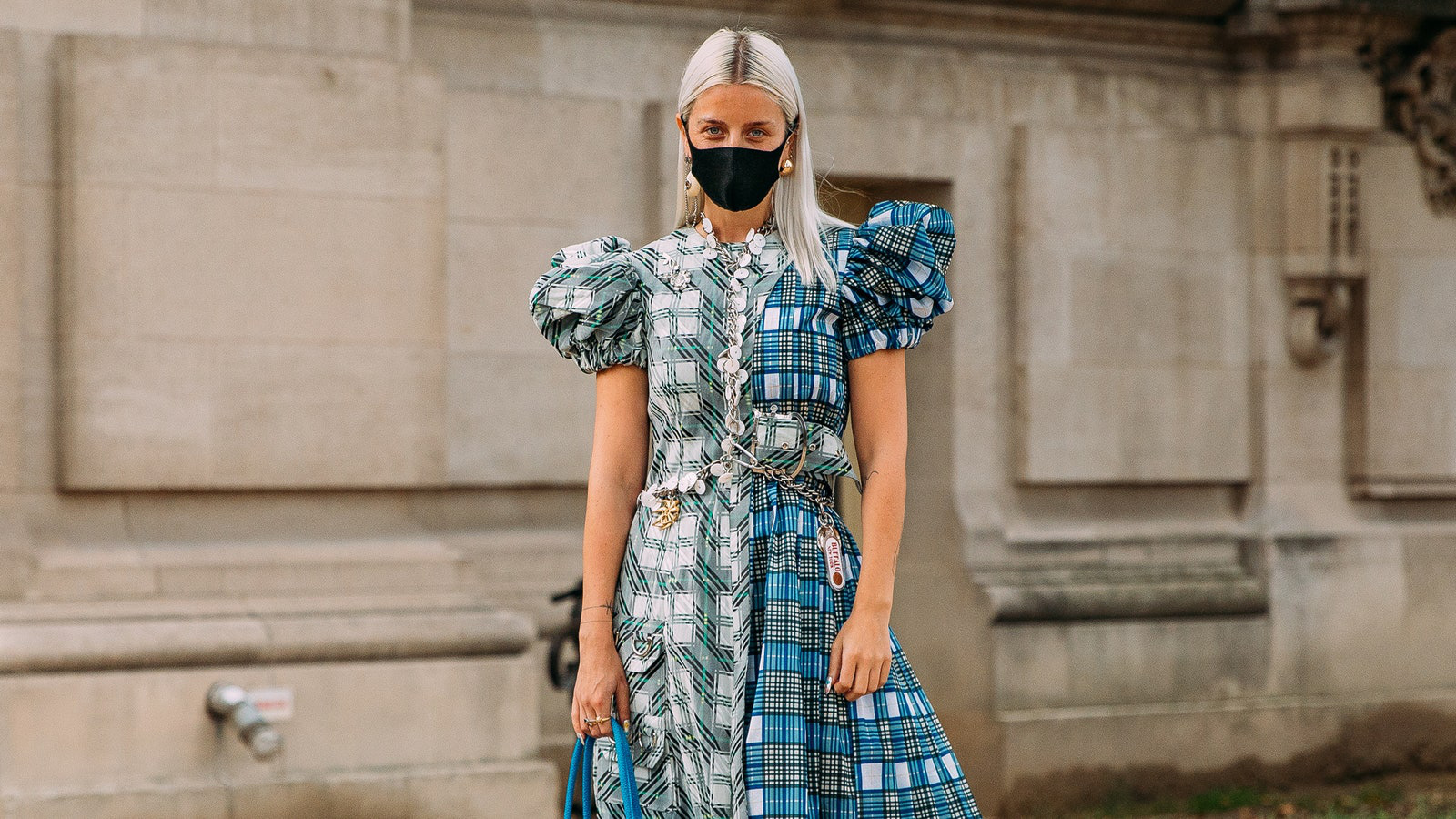 Loạt ảnh street style tại chuỗi fashion week đình đám đều có mặt một món phụ kiện: Khẩu trang - Ảnh 9. Loạt ảnh street style tại chuỗi fashion week đình đám đều có mặt một món phụ kiện: Khẩu trang - Ảnh 9.