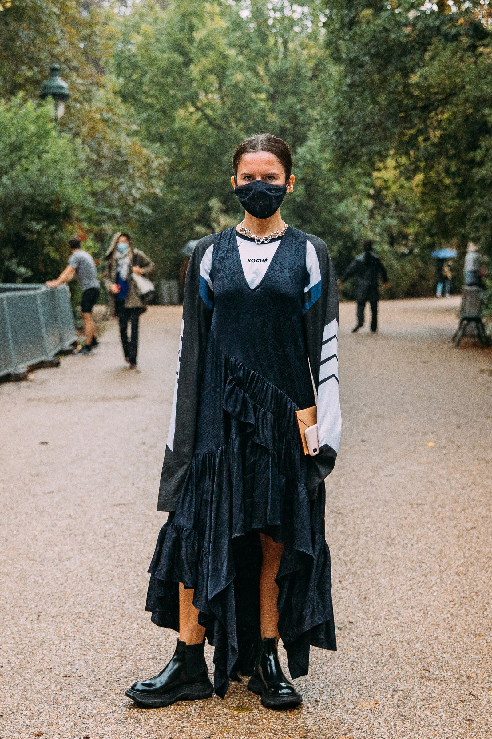 Loạt ảnh street style tại chuỗi fashion week đình đám đều có mặt một món phụ kiện: Khẩu trang - Ảnh 19. Loạt ảnh street style tại chuỗi fashion week đình đám đều có mặt một món phụ kiện: Khẩu trang - Ảnh 19.