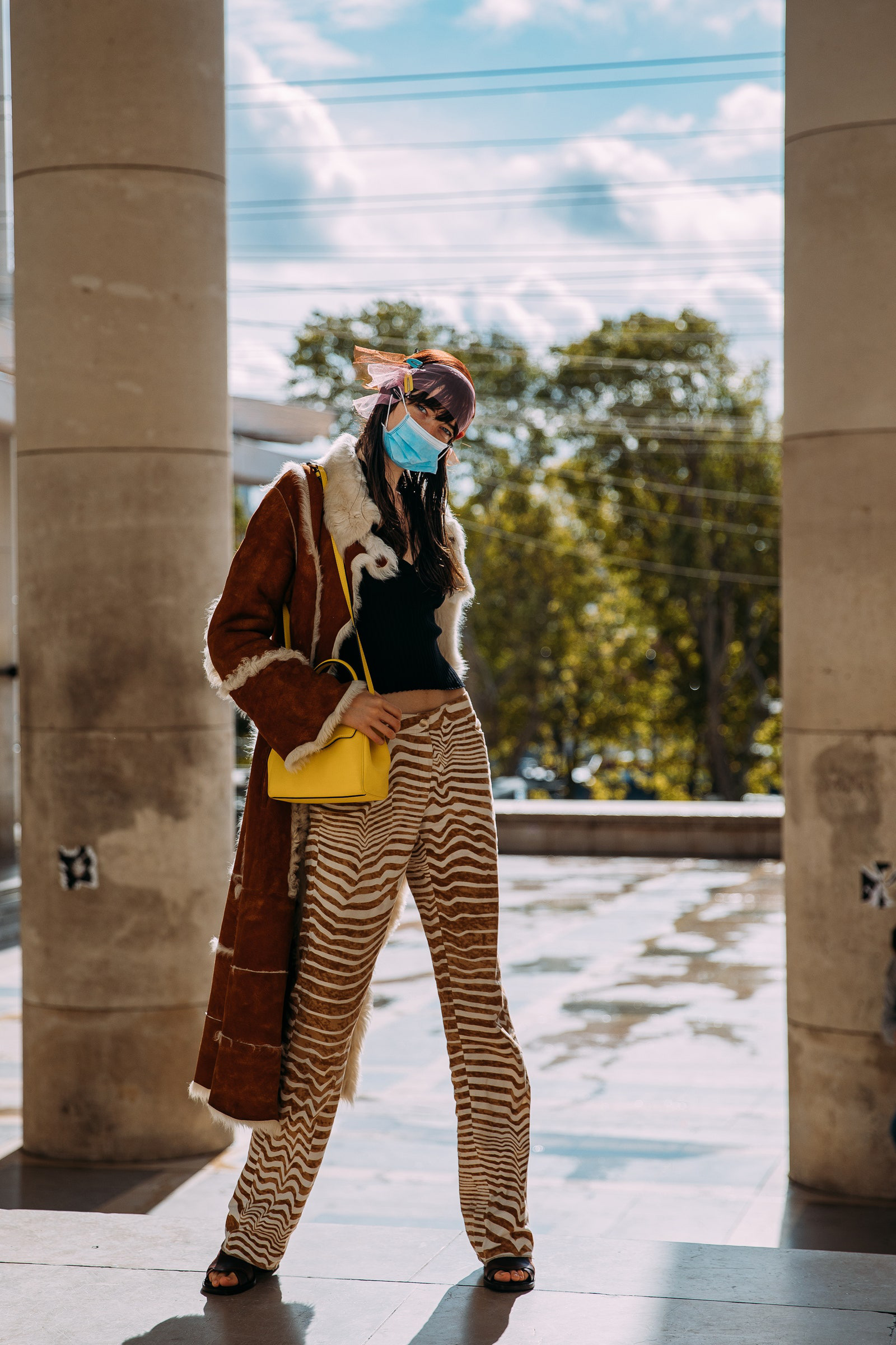 Loạt ảnh street style tại chuỗi fashion week đình đám đều có mặt một món phụ kiện: Khẩu trang - Ảnh 15. Loạt ảnh street style tại chuỗi fashion week đình đám đều có mặt một món phụ kiện: Khẩu trang - Ảnh 15.