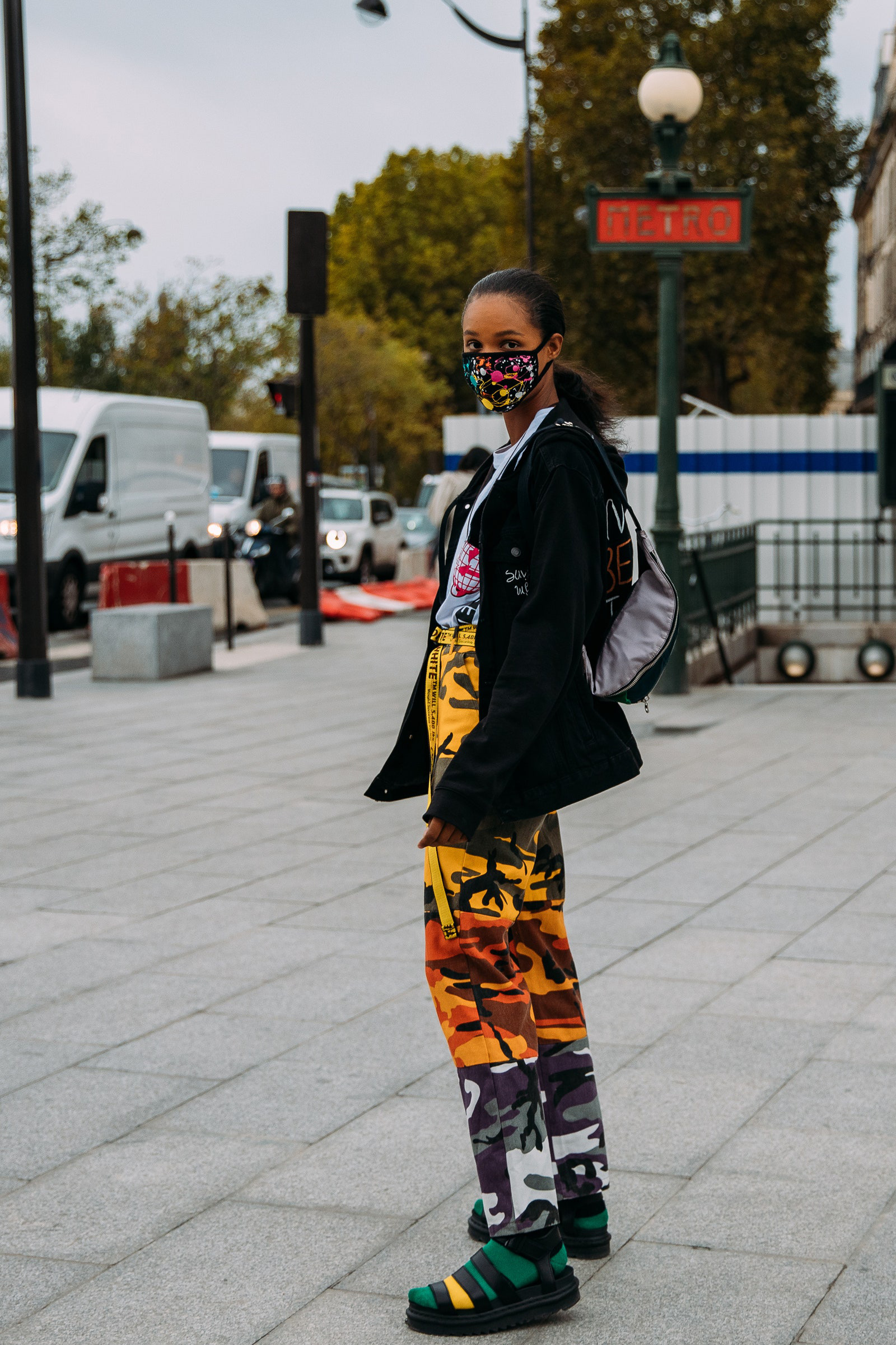 Loạt ảnh street style tại chuỗi fashion week đình đám đều có mặt một món phụ kiện: Khẩu trang - Ảnh 16. Loạt ảnh street style tại chuỗi fashion week đình đám đều có mặt một món phụ kiện: Khẩu trang - Ảnh 16.